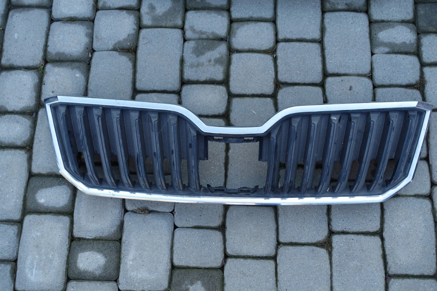 Skoda Superb 3U Kühlergrill FRONTGRILL Kühlergitter 3V0853653AU - Thumbnail 1