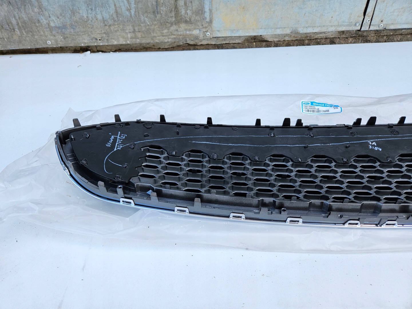 Ford Ka III KAF Mk3 Kühlergrill FRONTGRILL Kühlergitter BB7081AJ7BB70 - Thumbnail 3