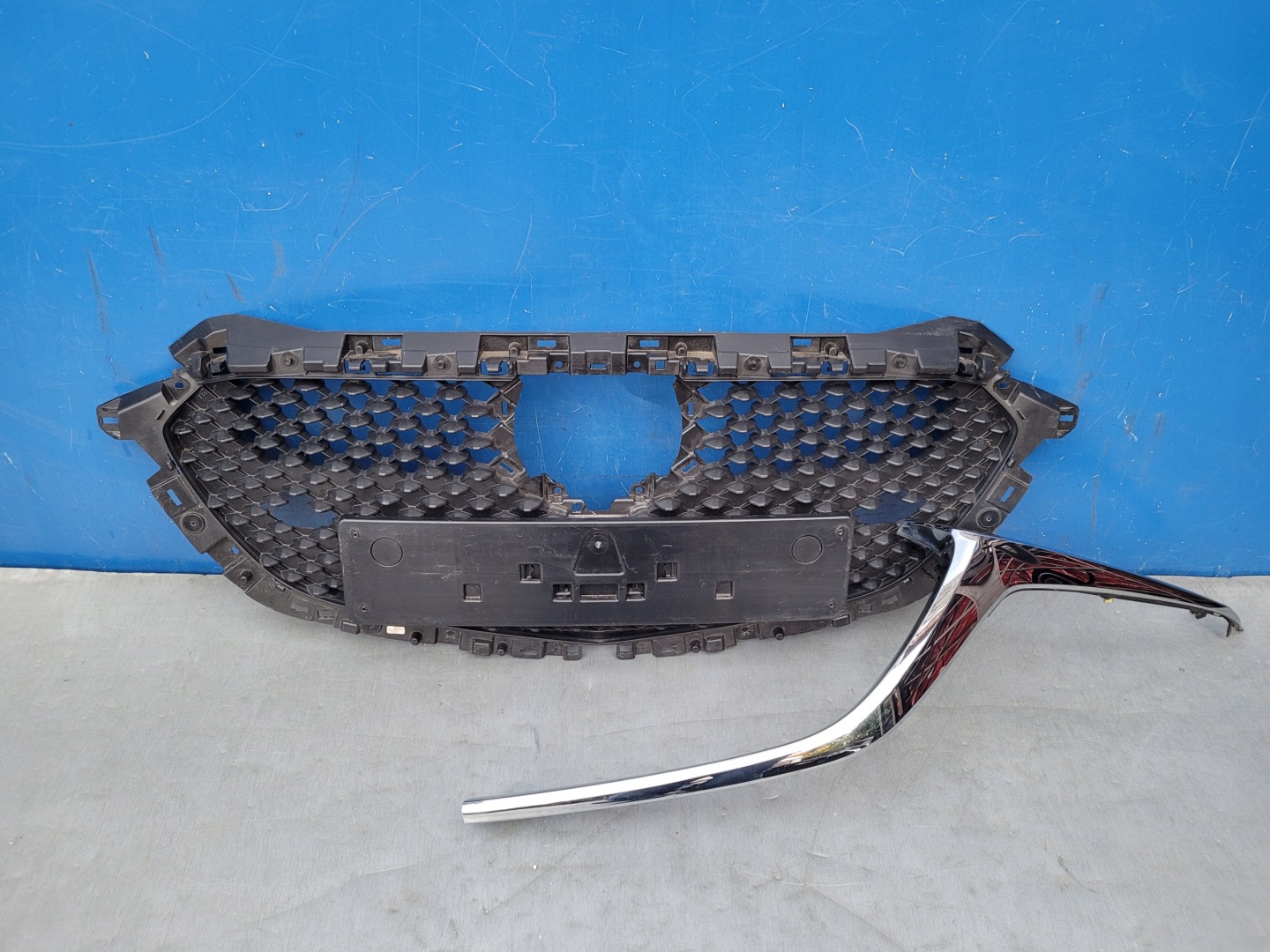 Mazda 2 DE Kühlergrill FRONTGRILL Kühlergitter D43N50719 - Thumbnail 1