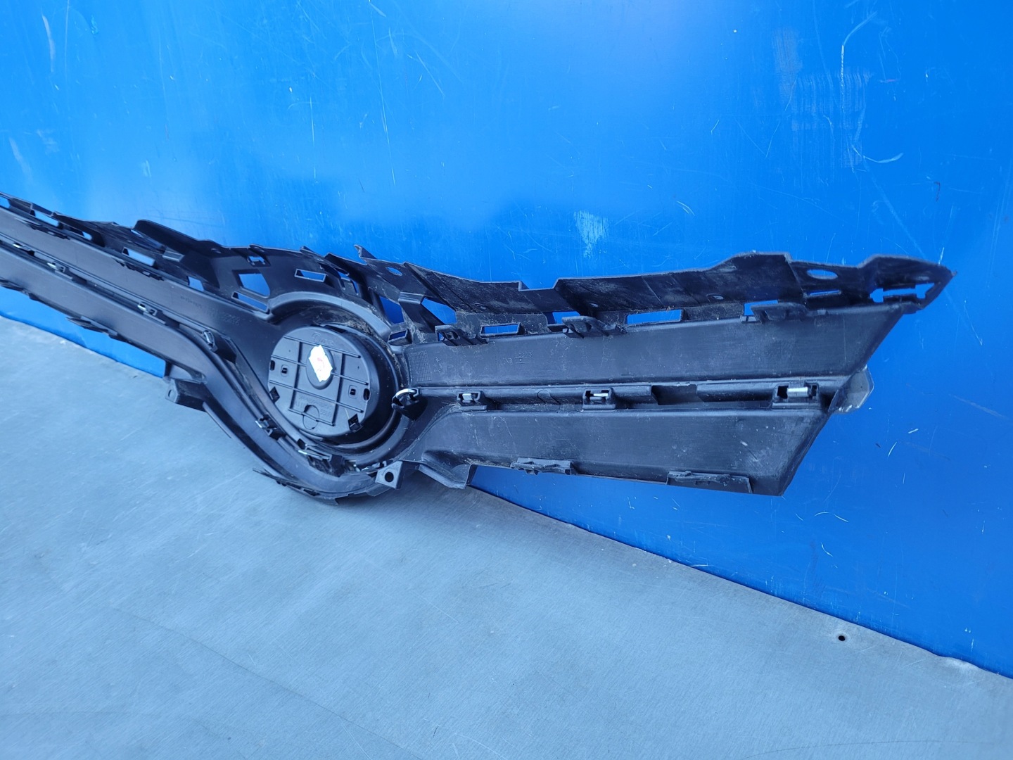 Toyota Yaris I P1 Kühlergrill FRONTGRILL Kühlergitter 531010D660 - Thumbnail 11