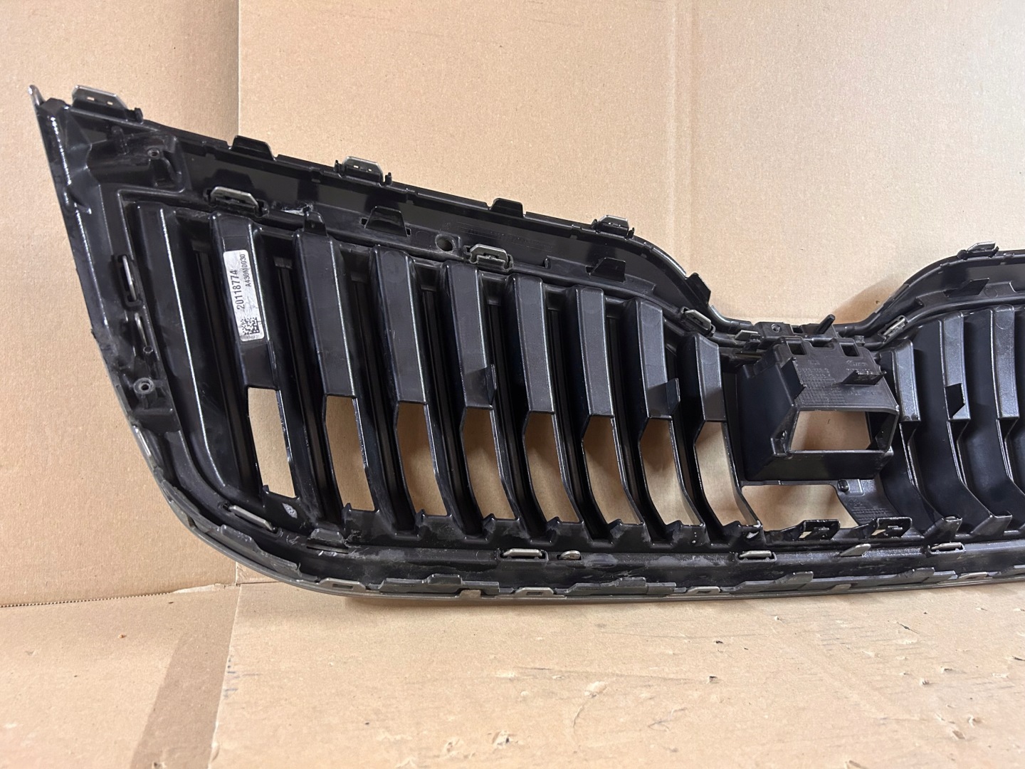 Skoda Superb 3U Kühlergrill FRONTGRILL Kühlergitter 3V0853653G0 - Thumbnail 7