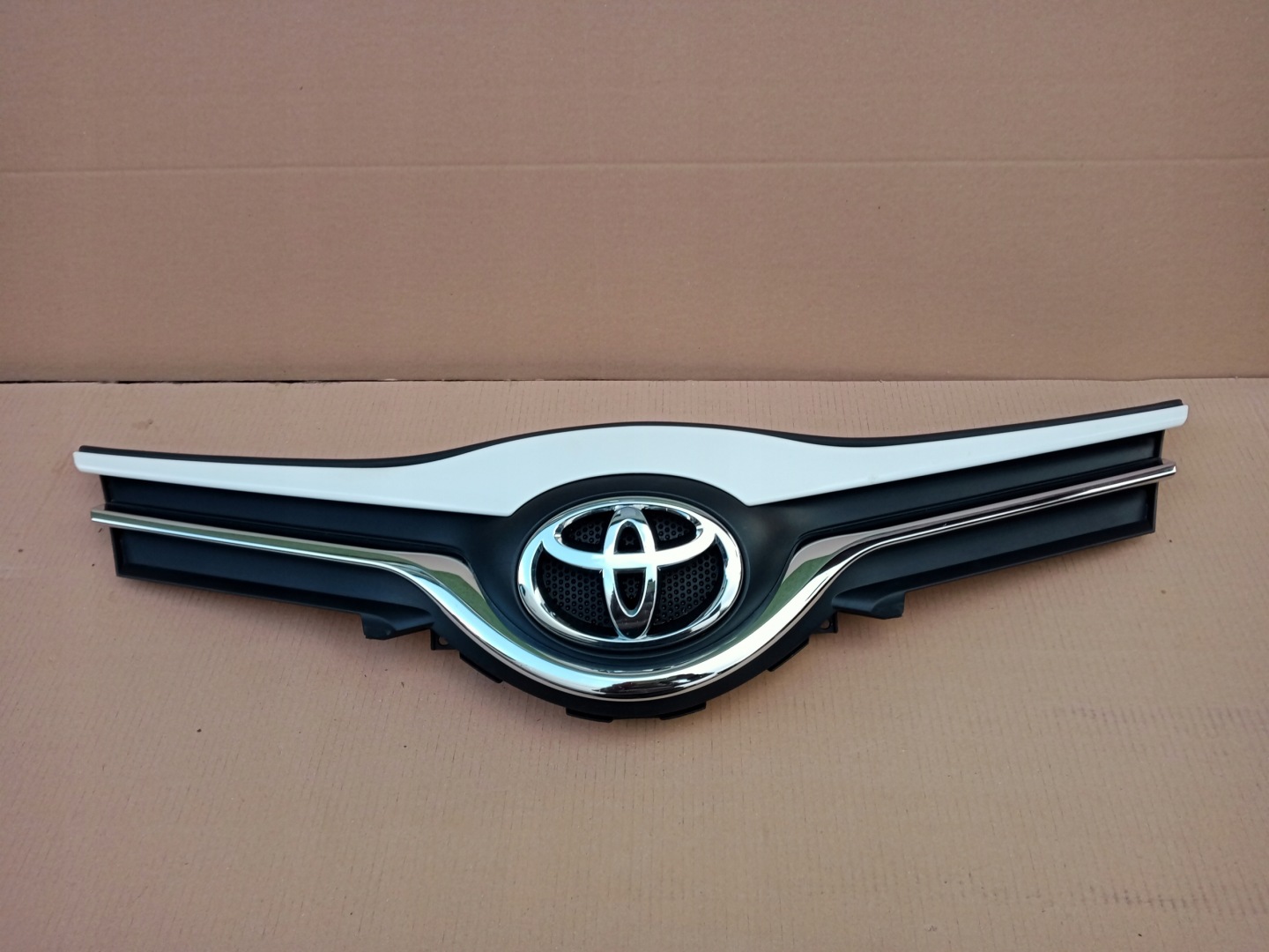 Toyota Yaris I P1 Kühlergrill FRONTGRILL Kühlergitter 531010D660T - Thumbnail 1