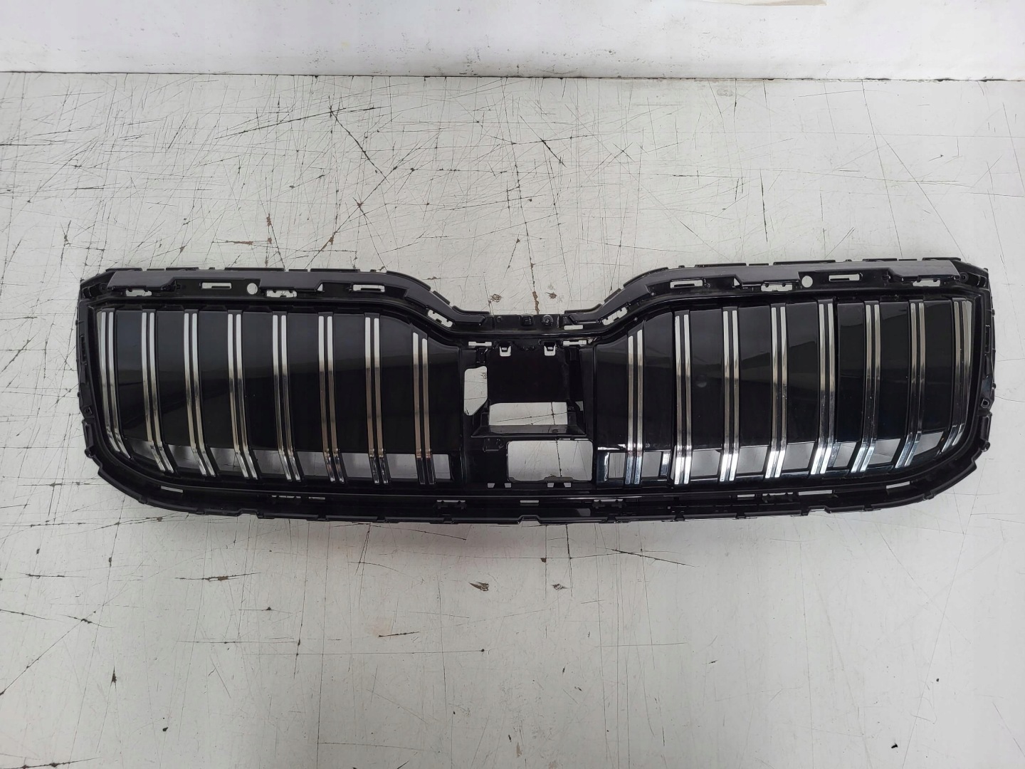 Skoda Superb 3U Kühlergrill FRONTGRILL Kühlergitter 3V0853653J - Thumbnail 1