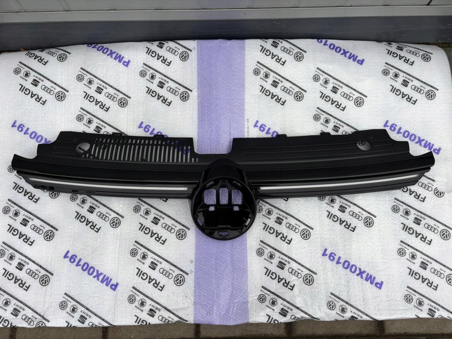 VW Golf V Kühlergrill FRONTGRILL Kühlergitter 5H0853651AC - Thumbnail 1