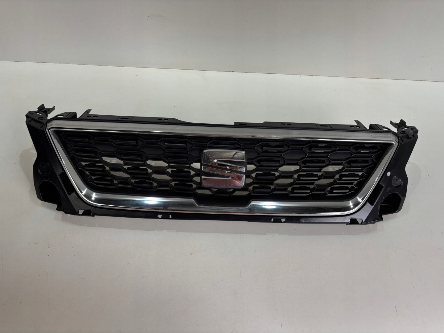SEAT Ibiza 6F0 Kühlergrill FRONTGRILL Kühlergitter 6F0853654D - Thumbnail 1