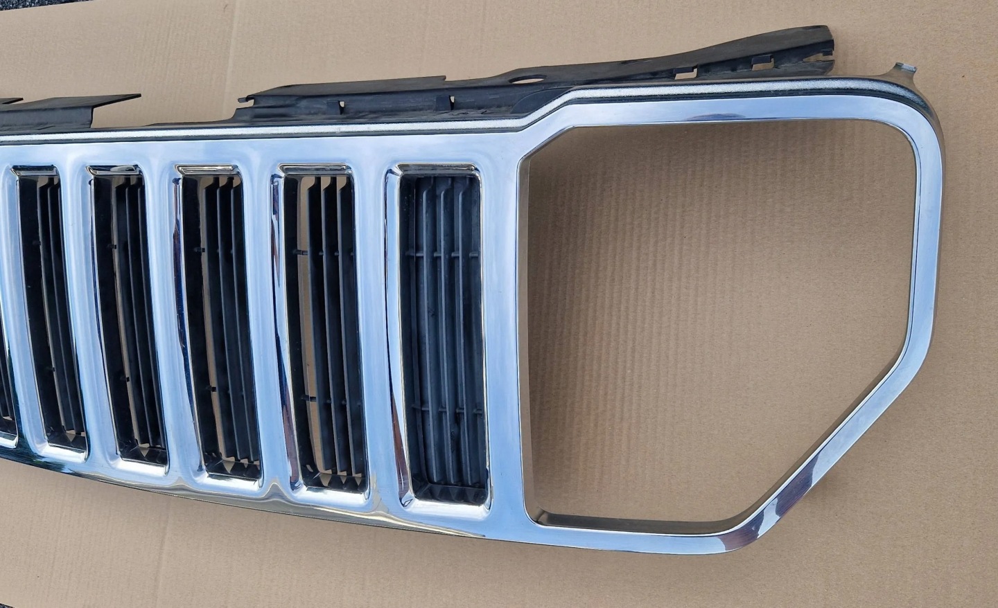 Jeep Cherokee J Kühlergrill FRONTGRILL Kühlergitter 55157218AB - Thumbnail 3