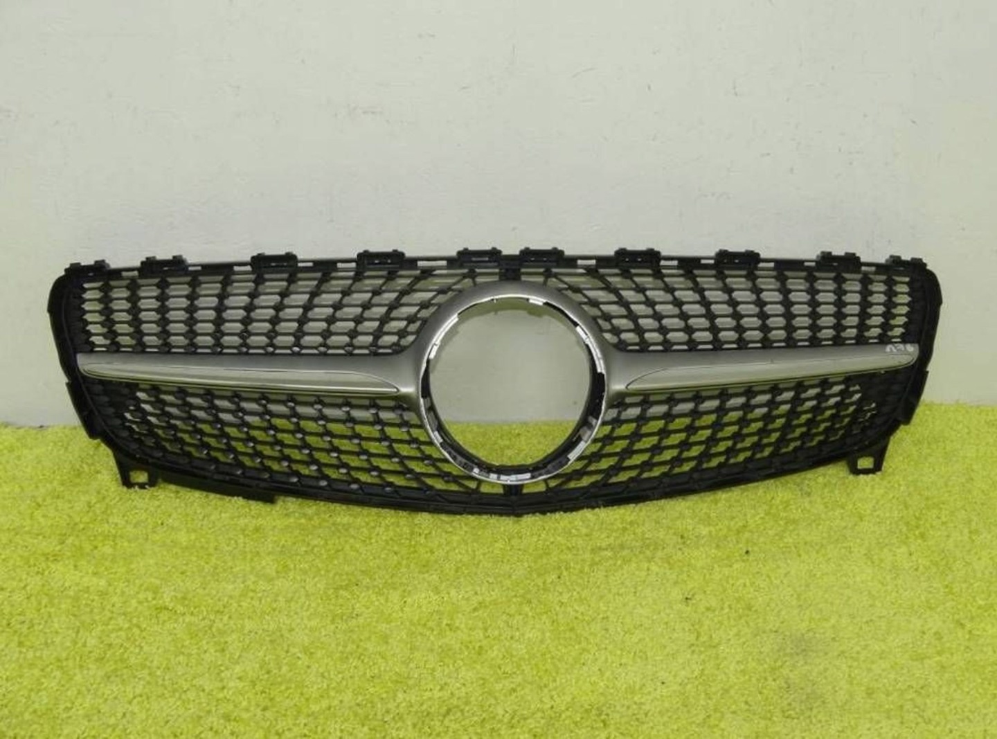 Mercedes-Benz A-Klasse W176 Kühlergrill FRONTGRILL Kühlergitter A1768881760 - Thumbnail 1