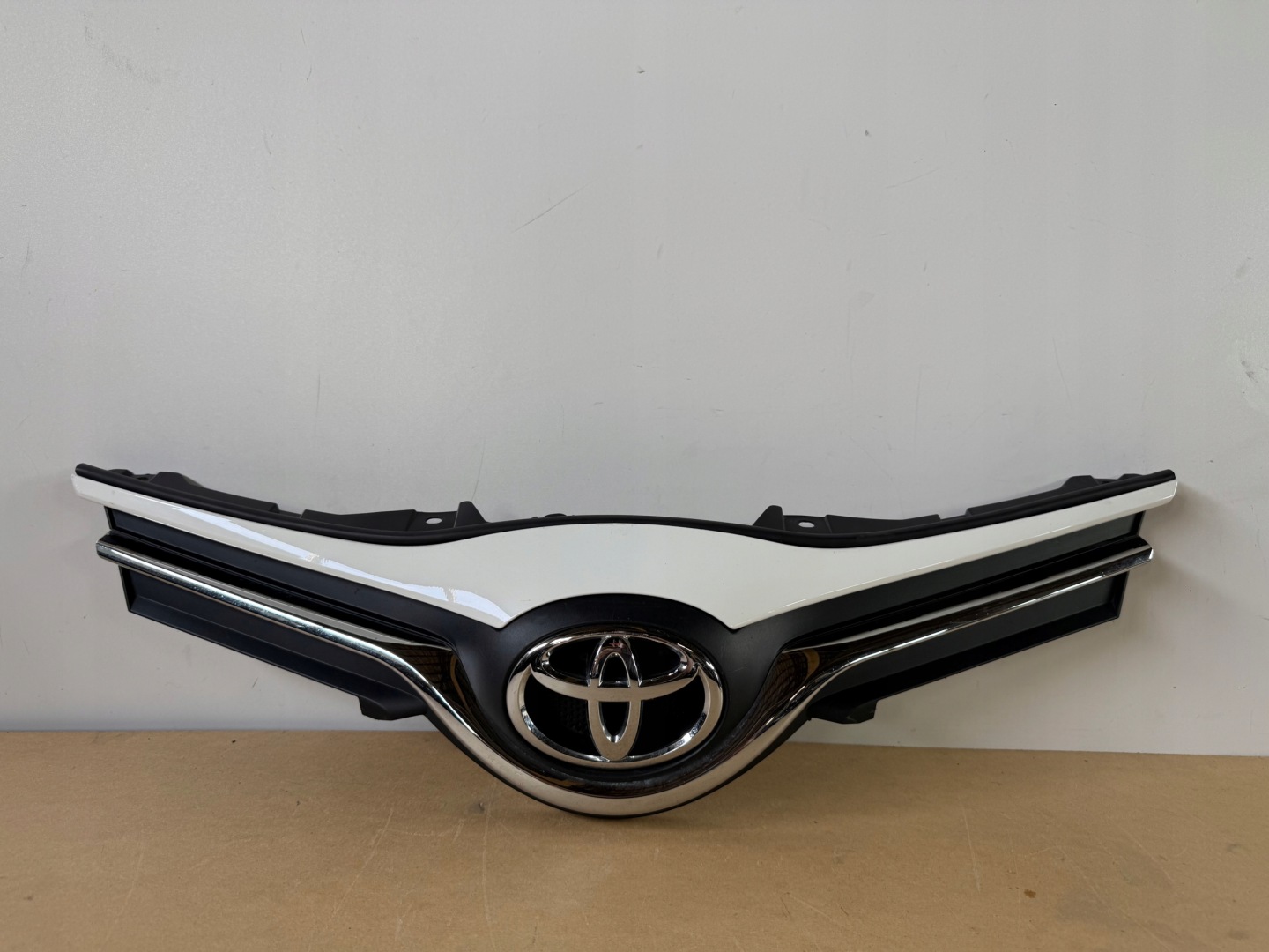 Toyota Yaris I P1 Kühlergrill FRONTGRILL Kühlergitter 531010D650 - Thumbnail 1