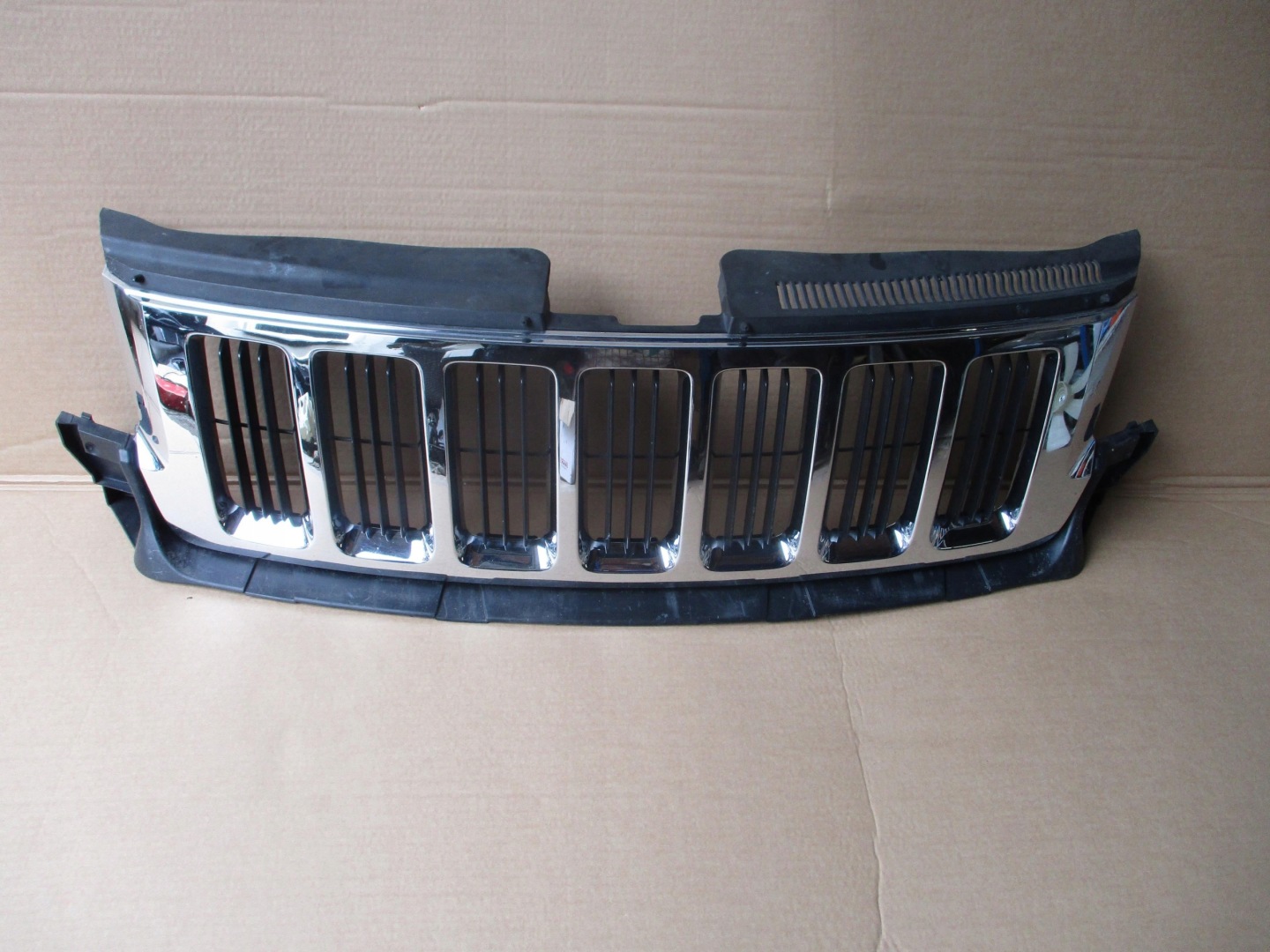 Jeep Cherokee J Kühlergrill FRONTGRILL Kühlergitter 55079377AD - Thumbnail 1
