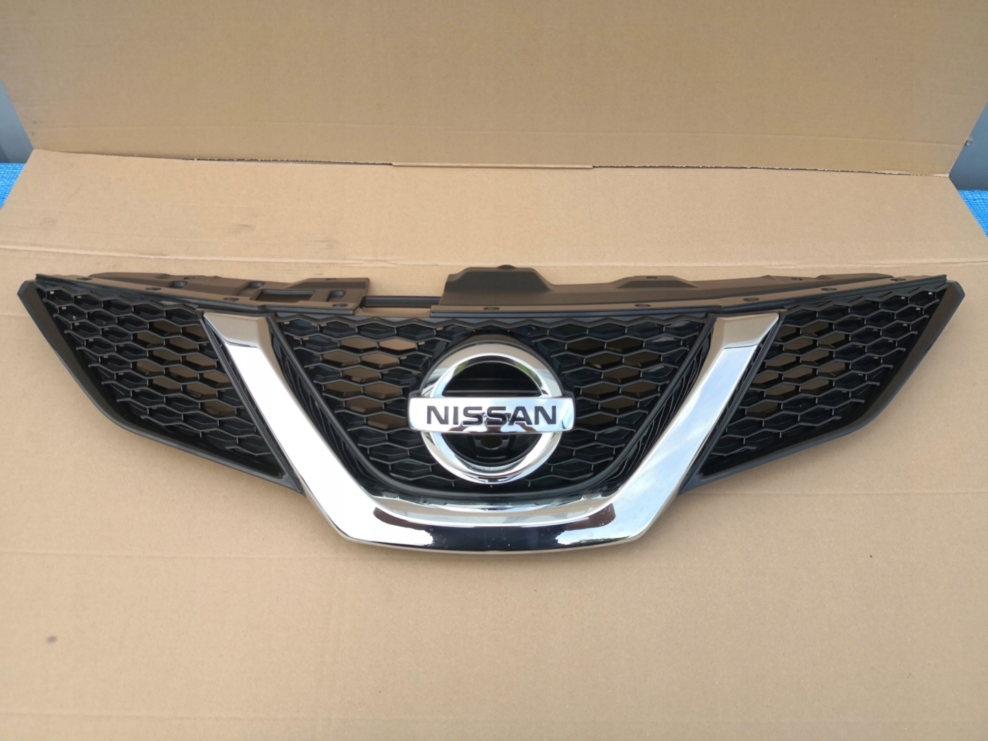 Nissan Qashqai J11 Kühlergrill FRONTGRILL Kühlergitter 623124EA0D - Thumbnail 1