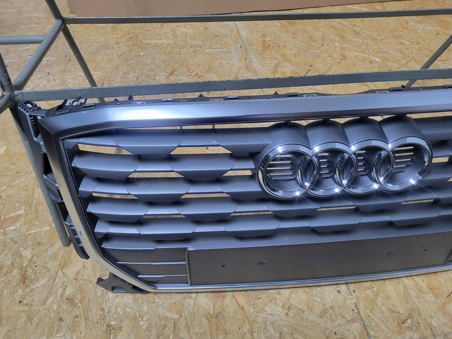 Audi Q2 Kühlergrill FRONTGRILL Kühlergitter 81A853651 - Thumbnail 3