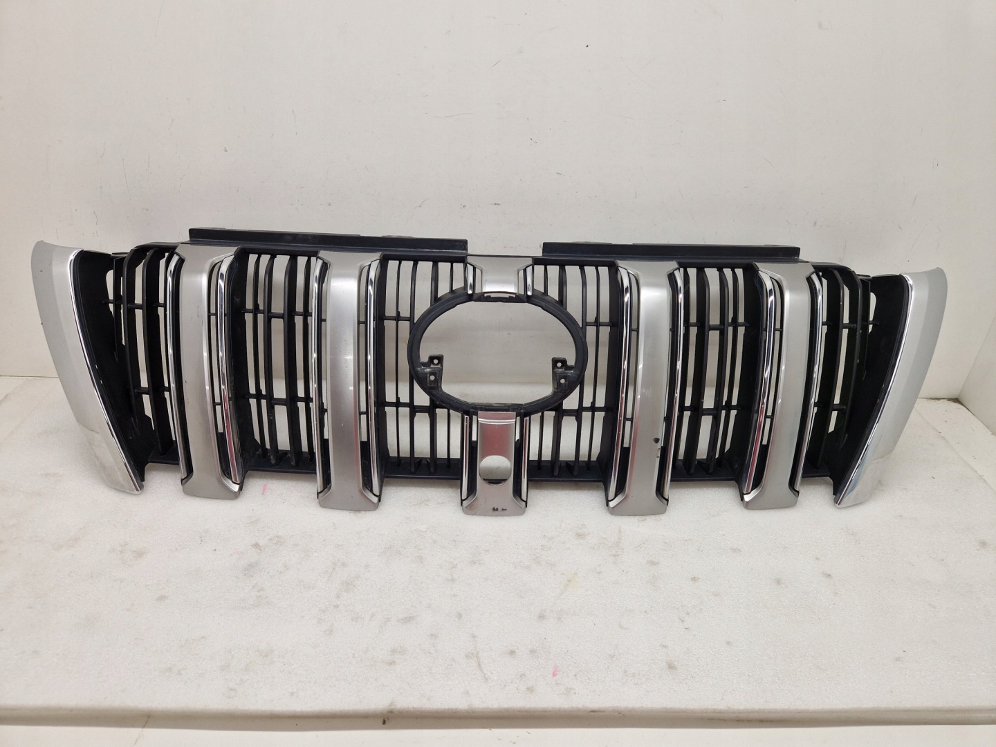 Toyota Land Cruiser J8/J10/J20 J8 Kühlergrill FRONTGRILL 5311160A71M - Thumbnail 1
