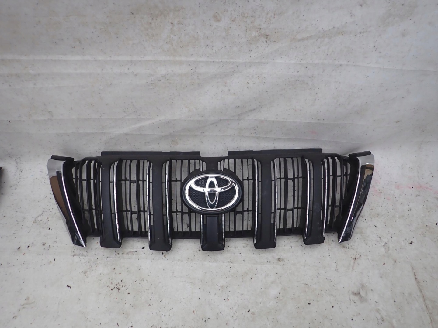 Toyota Land Cruiser J7/J9/J12/J15/J25 J15 Kühlergrill FRONTGRILL 5311160A61 - Thumbnail 1