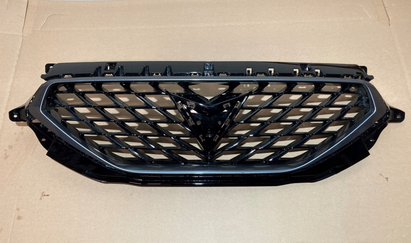 SEAT Formentor KM Kühlergrill FRONTGRILL Kühlergitter 5FF853651C - Thumbnail 1