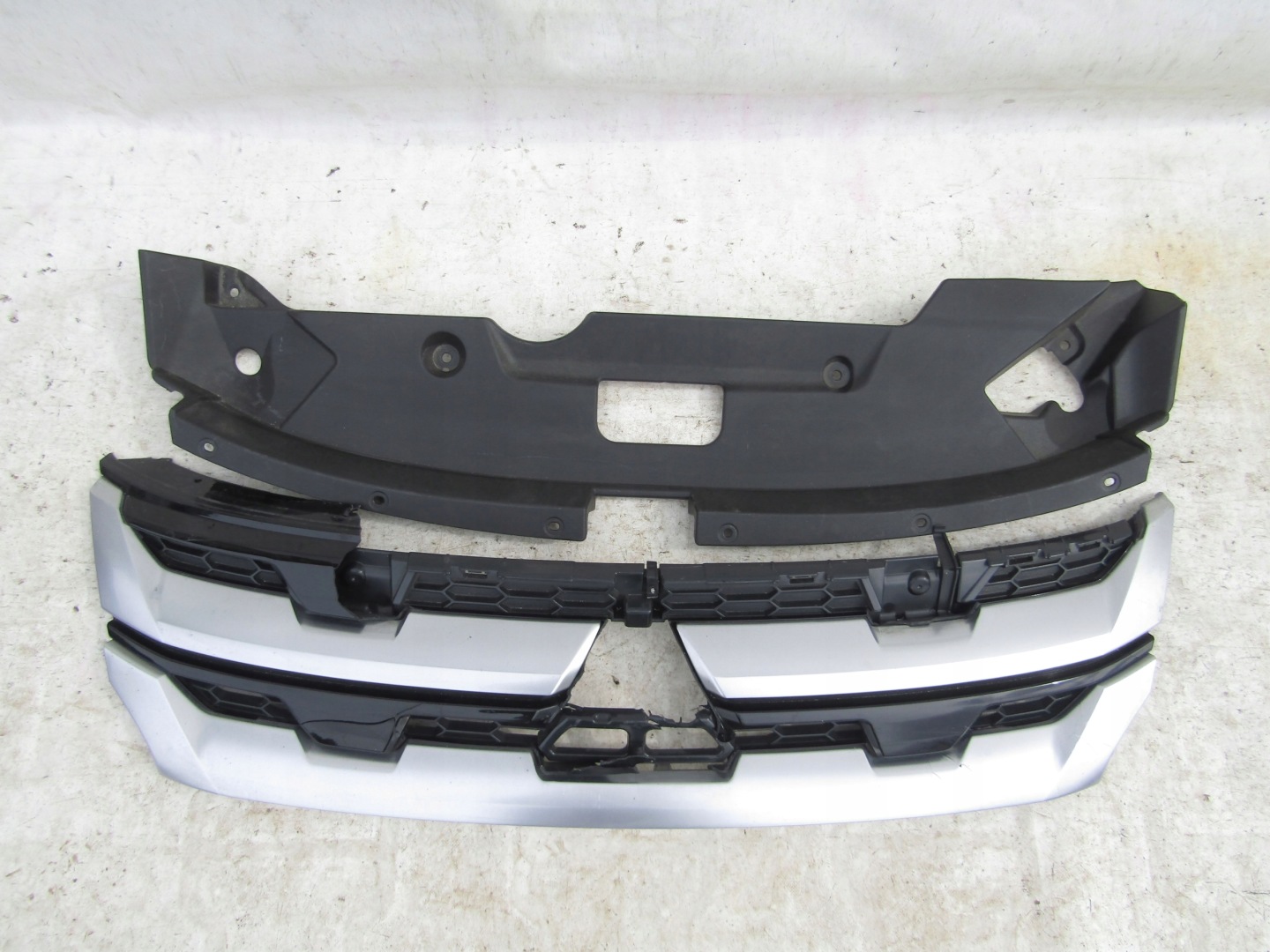 Mitsubishi Outlander CU0W Kühlergrill FRONTGRILL Kühlergitter 7450B303 - Thumbnail 1