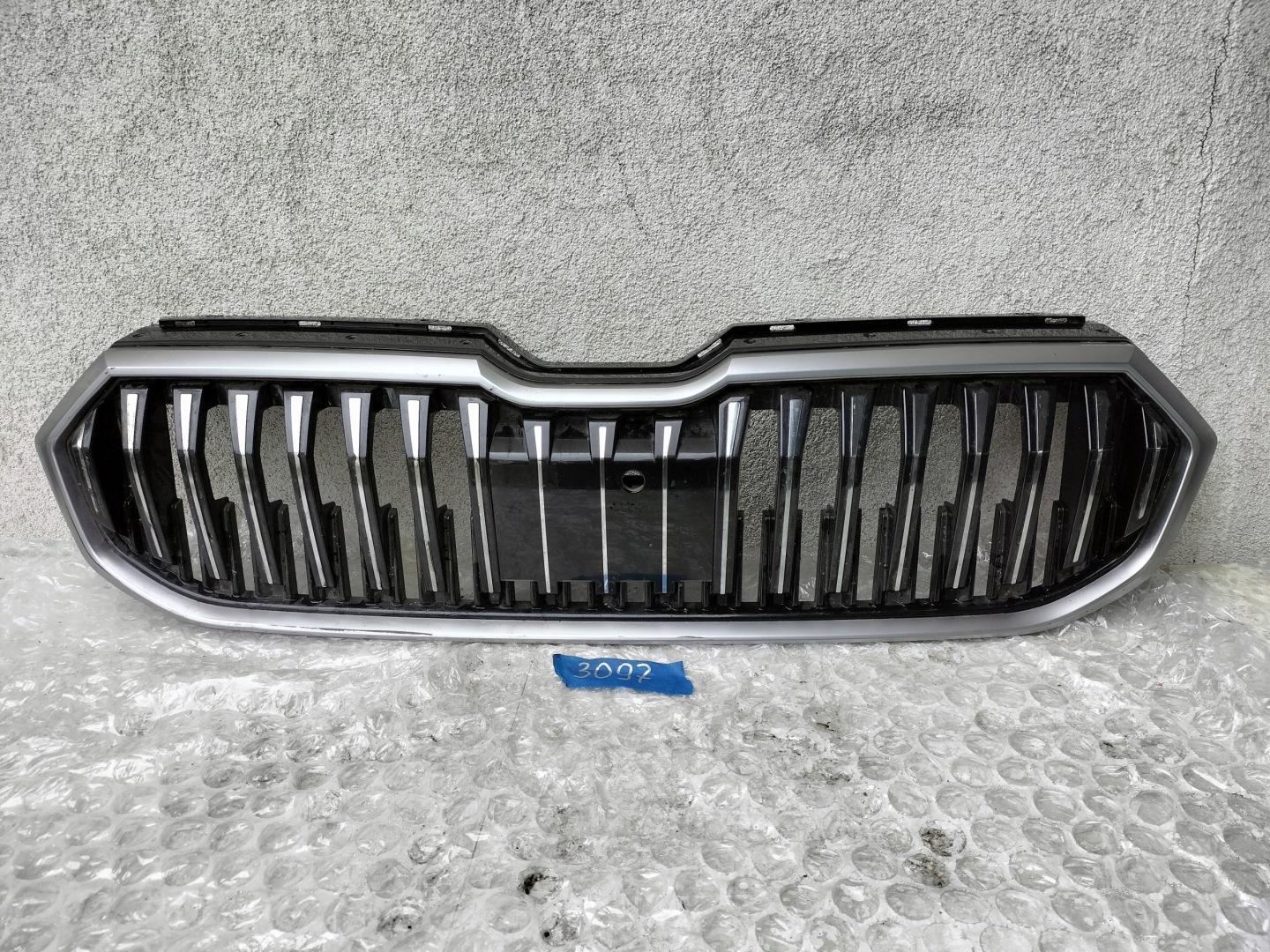 Skoda Superb 3U Kühlergrill FRONTGRILL Kühlergitter 3P0853365 - Thumbnail 1