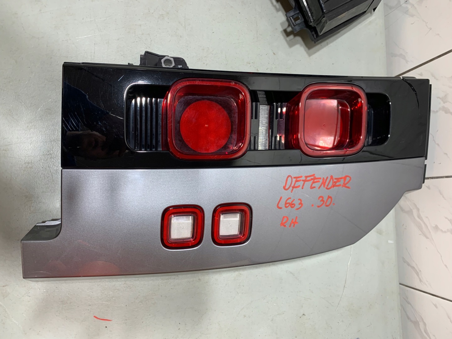 Land Rover Defender LA Rückleuchte L663130LAM Rearlamp - Thumbnail 1