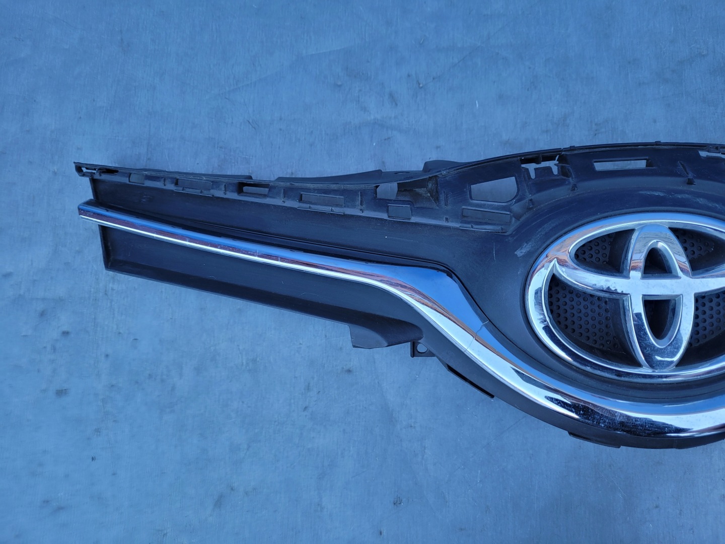 Toyota Yaris I P1 Kühlergrill FRONTGRILL Kühlergitter 531010D660 - Thumbnail 5