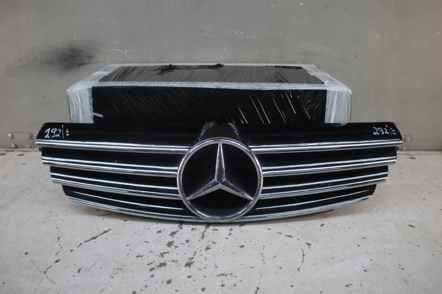 Mercedes-Benz CLK-Klasse W209 Kühlergrill FRONTGRILL Kühlergitter A2098800023 - Thumbnail 1