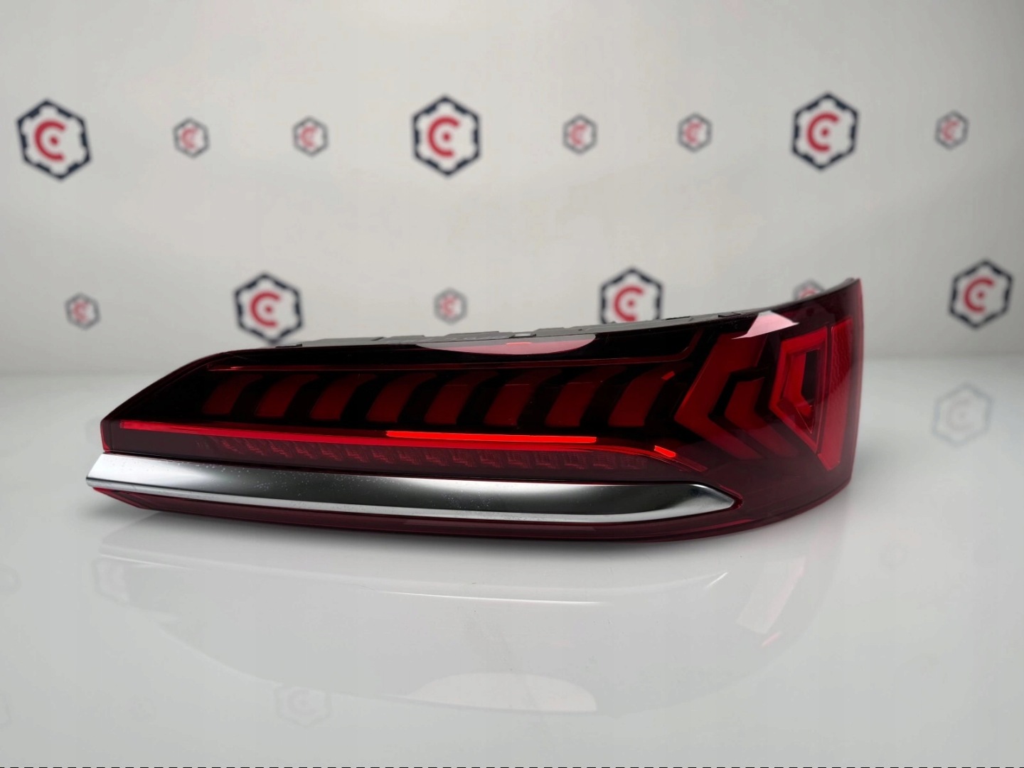 Audi Q7 Rückleuchte 4M0945094F Rearlamp - Thumbnail 1