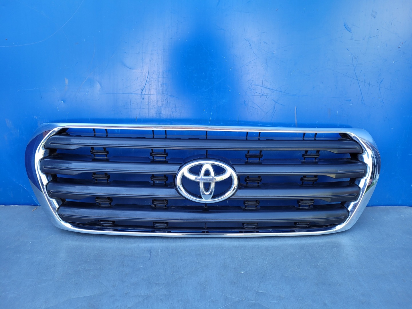 Toyota Land Cruiser J8/J10/J20 J8 Kühlergrill FRONTGRILL 53101605901 - Thumbnail 1
