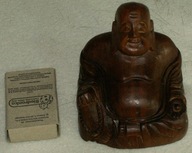 drewniana figura rzezba usmiechniety Buddah Budda