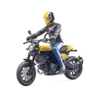 Scrambler Ducati z pełną przepustnicą i z kierowcą