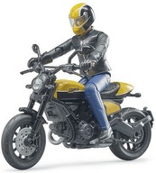 Scrambler Ducati z pełną przepustnicą i z kierowcą