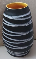 Čierna váza s bielymi pruhmi. Signatúra