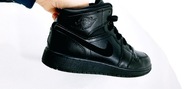 sportowe wysokie buty dziecięce Nike AIR JORDAN 1 Mid uniseks czarne r 35.5