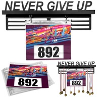 WIESZAK NA MEDALE NEVER GIVE UP 45 cm + KOSZULKI NA NUMERY STARTOWE 20 szt