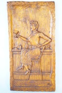 Ładna drewniana płaskorzeźba kobieta przy barze