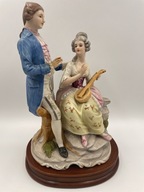 Piękna porcelanowa figurka para zakochanych na drewnianym stojaku