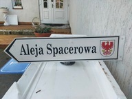 tablica informacyjna z nazwa ulicy