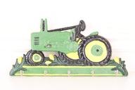 Veľký masívny traktor zelený