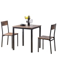 Drevený stôl a stoličky v industriálnom štýle