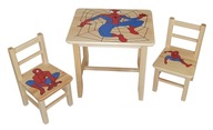 Drewniany stolik dla dzieci z dwoma krzesełkami, do pokoju z nadrukiem