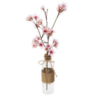 Sklenená váza s ružovou kvitnúcou vetvičkou čerešne