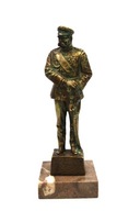 Rzeźba z brązu marszałek Józef Piłsudski na kamiennej podstawie