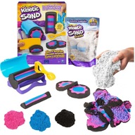 PLASTICKÁ SADA KINETIC SAND FAREBNÝ PIESOK A PRÍSLUŠENSTVO + BIELA VANILKA