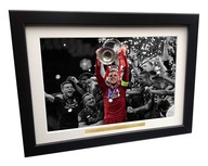 Plagát v rámčeku Liverpool s podpismi sezóna 2018/19 Jordan Henderson