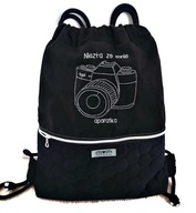 Čierny batoh s fotoaparátom pre fotografa
