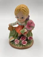 Piękna porcelanowa figurka dziewczyna na ławce