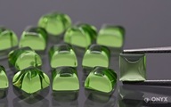 Imitácia peridotu kabošon štvorec 3x3 mm