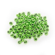 Korálky na náramky zelené s čiernymi písmenami 100 ks mix