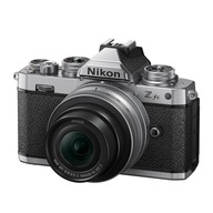 Fotoaparát Nikon VOA090K002 telo  objektív strieborný