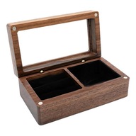 Drewniane pudełko na biżuterię w stylu vintage. Naszyjnik w kolorze czarnym
