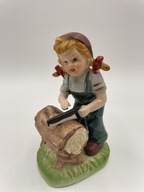 Porcelanowa figurka dziewczyna z piłą 13cm
