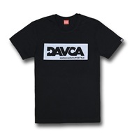 Sivé logo na tričku DAVCA