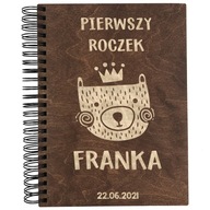 DREWNIANY ALBUM NA ZDJĘCIA PREZENT NA ROCZEK URODZINY DZIECKA Z GRAWEREM